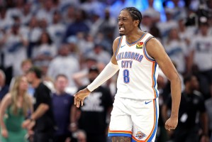 杰伦威：今天感觉整个球馆都在振动 我们的主场氛围一直这么酷