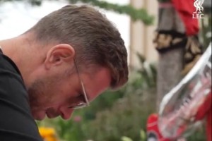 悲痛万分利物浦发布前队长亨德森回安菲尔德给若塔献花视频