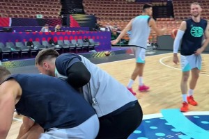 开云体育官网-斯洛文尼亚队内举办一对一抢球游戏 东契奇积极参与&amp;倒地抢球