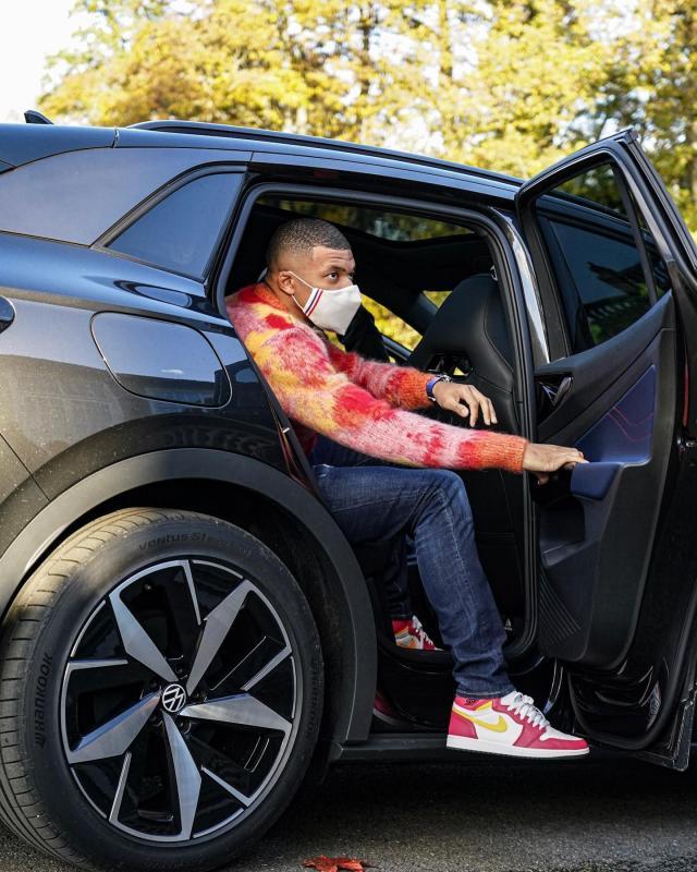 k.mbappe_carro.jpg